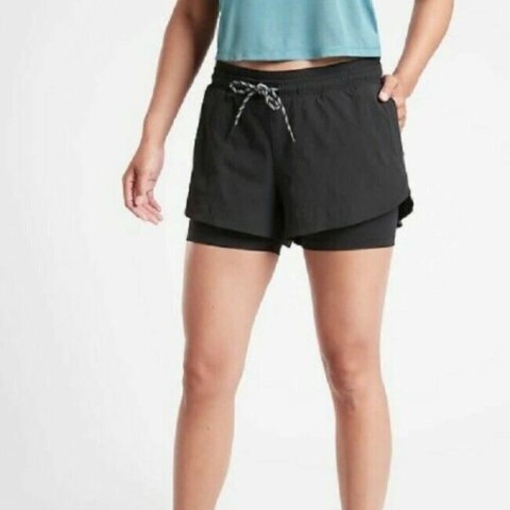 ✅ Athleta Trekkie Crest 2 in 1 Shortie Shorts in Black SIZE‎ 2